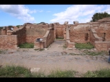 06850 ostia - regio i - insula ix - caseggiato del larario (i,ix,3) - mitte - eingangsbereich (4) - bli ri norden - 09.2022.jpg